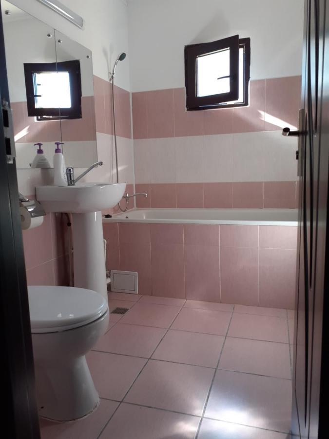 Apartament Cristina Cu Doua Dormitoare & Balcon & Parcare Proprie Onesti Buitenkant foto