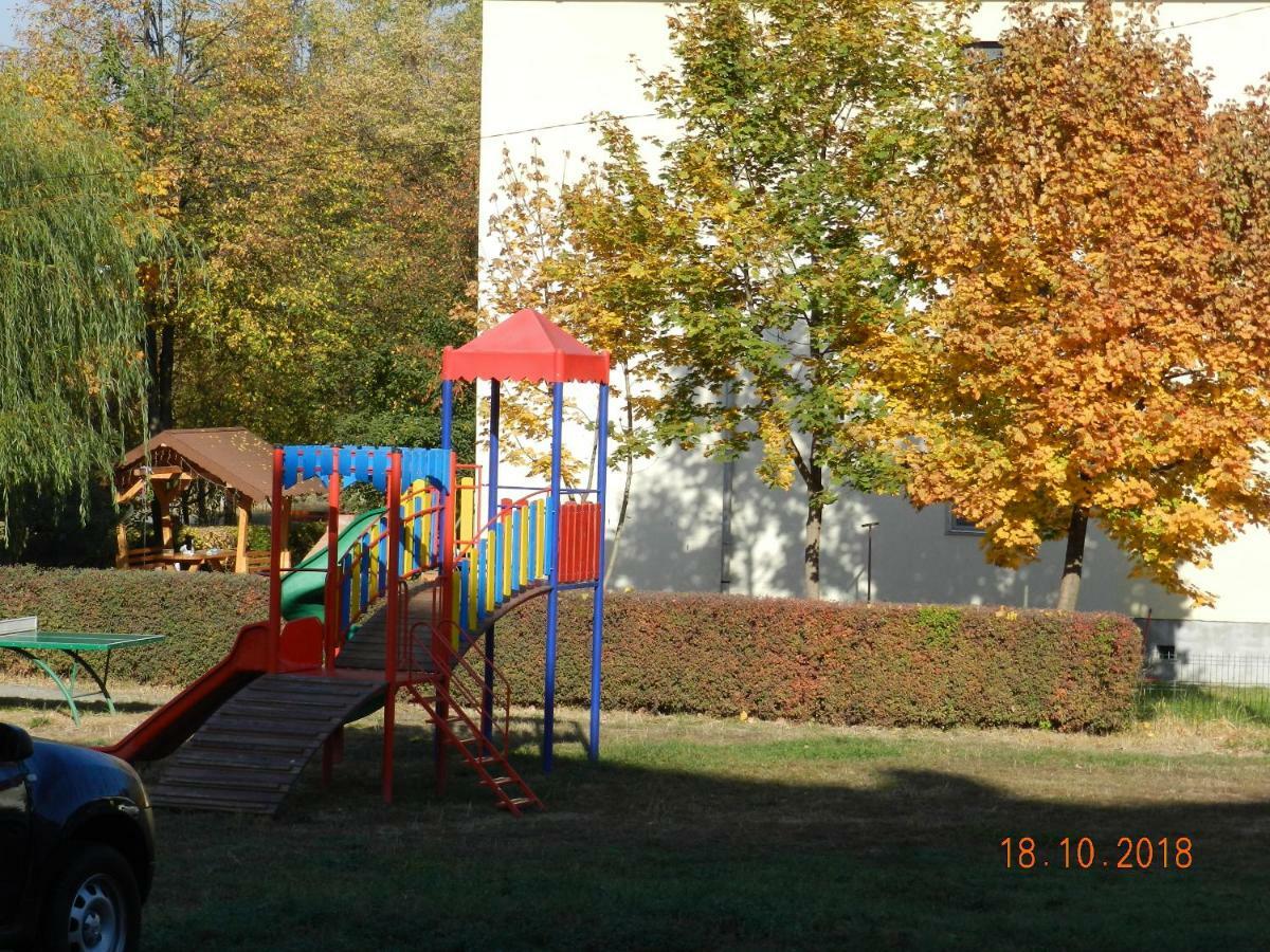 Apartament Cristina Cu Doua Dormitoare & Balcon & Parcare Proprie Onesti Buitenkant foto